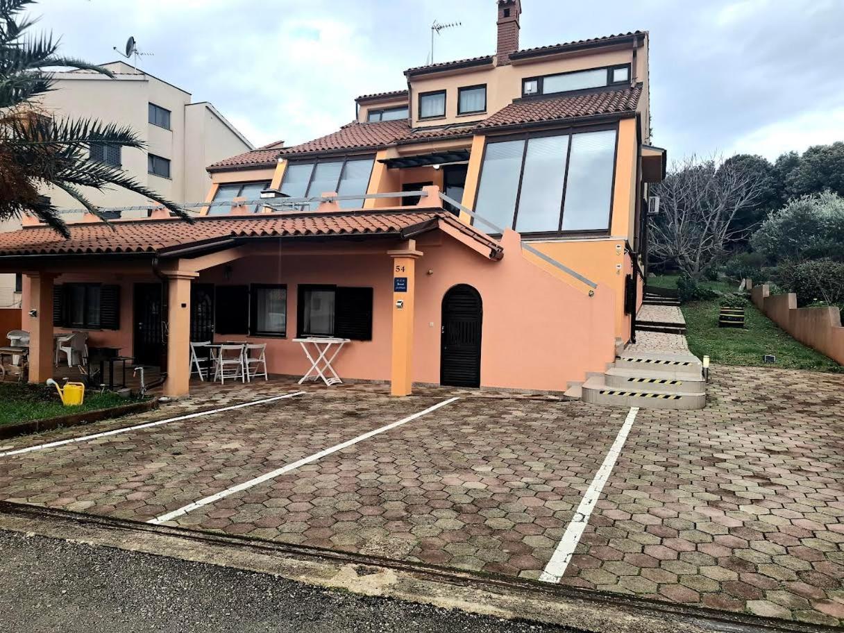 Apartmani Delas Pjescana Uvala Exterior foto